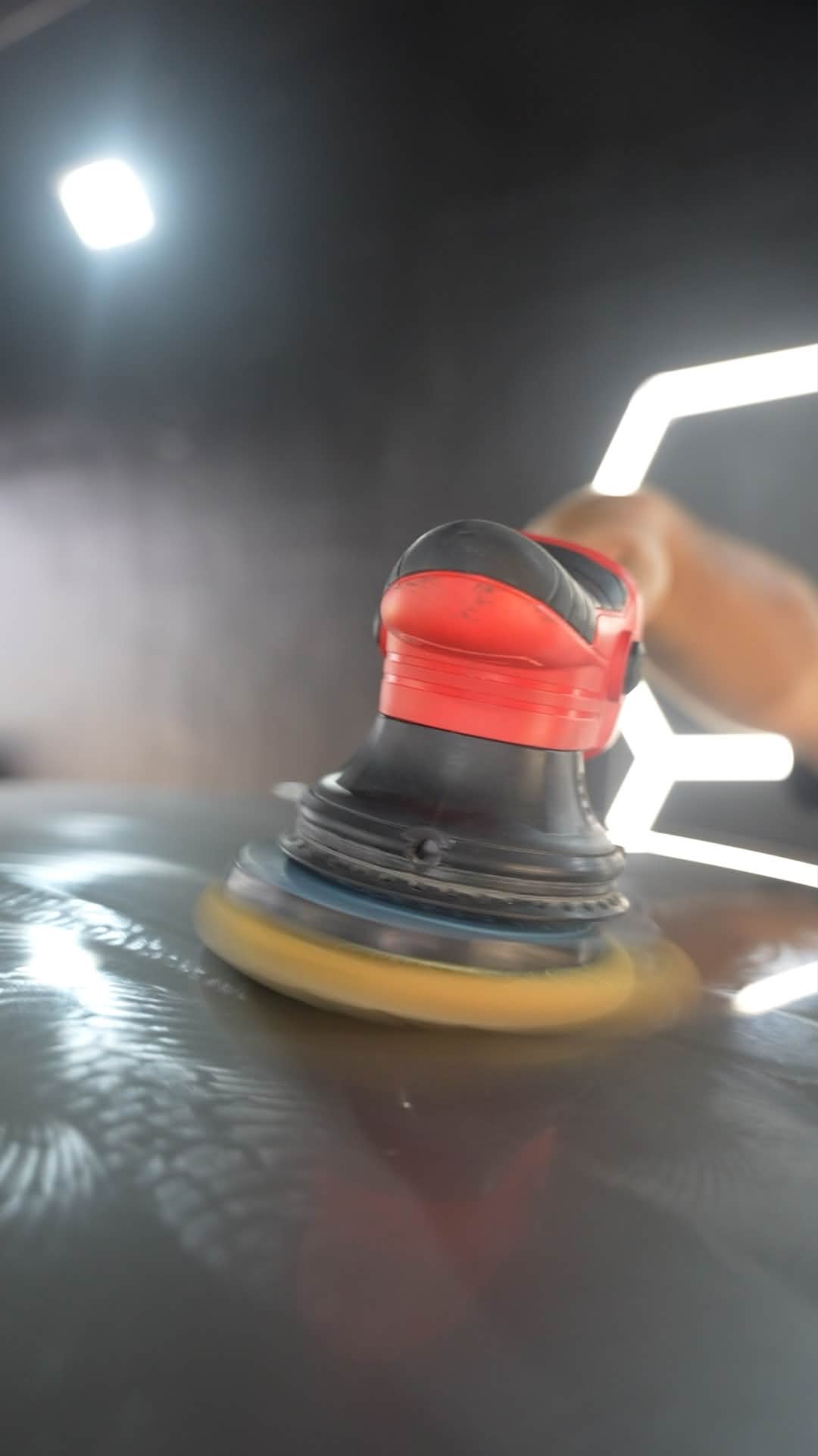 Detailer polishing paint with an orbital polisher